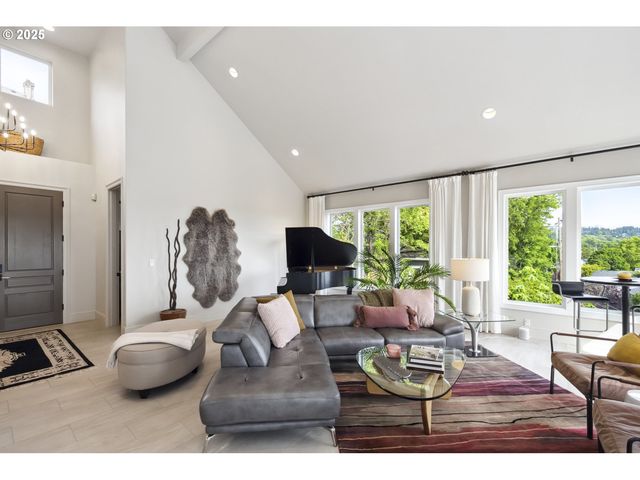 7568 S LAVIEW Dr, Portland, OR 97219