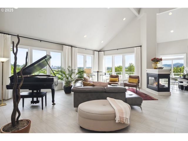 7568 S LAVIEW Dr, Portland, OR 97219