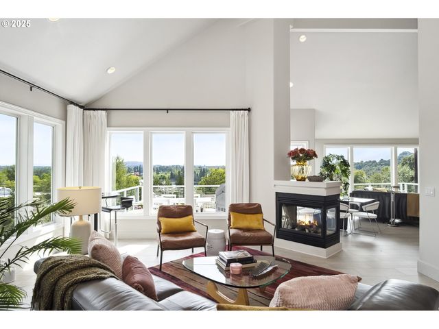 7568 S LAVIEW Dr, Portland, OR 97219