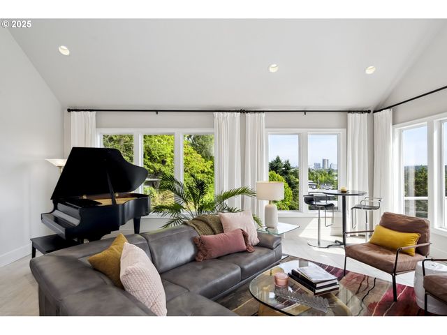 7568 S LAVIEW Dr, Portland, OR 97219