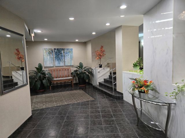 6933 N Kedzie Avenue 1209, Chicago, IL 60645