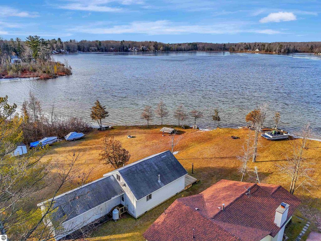 Image 4 of property listing at 2183 Wenonah Trail, Lake City, MI 49651