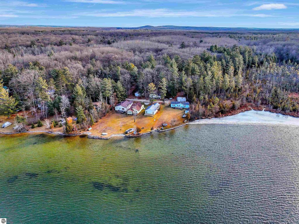 Image 9 of property listing at 2183 Wenonah Trail, Lake City, MI 49651