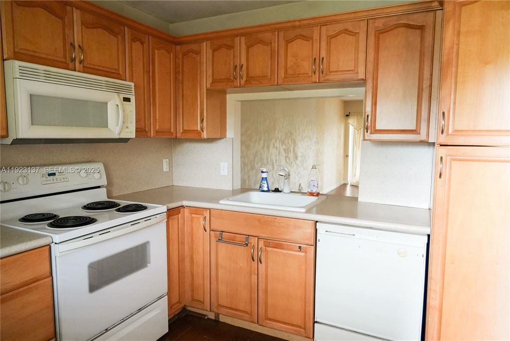 3905 N Nob Hill Rd 103, Sunrise, FL 33351