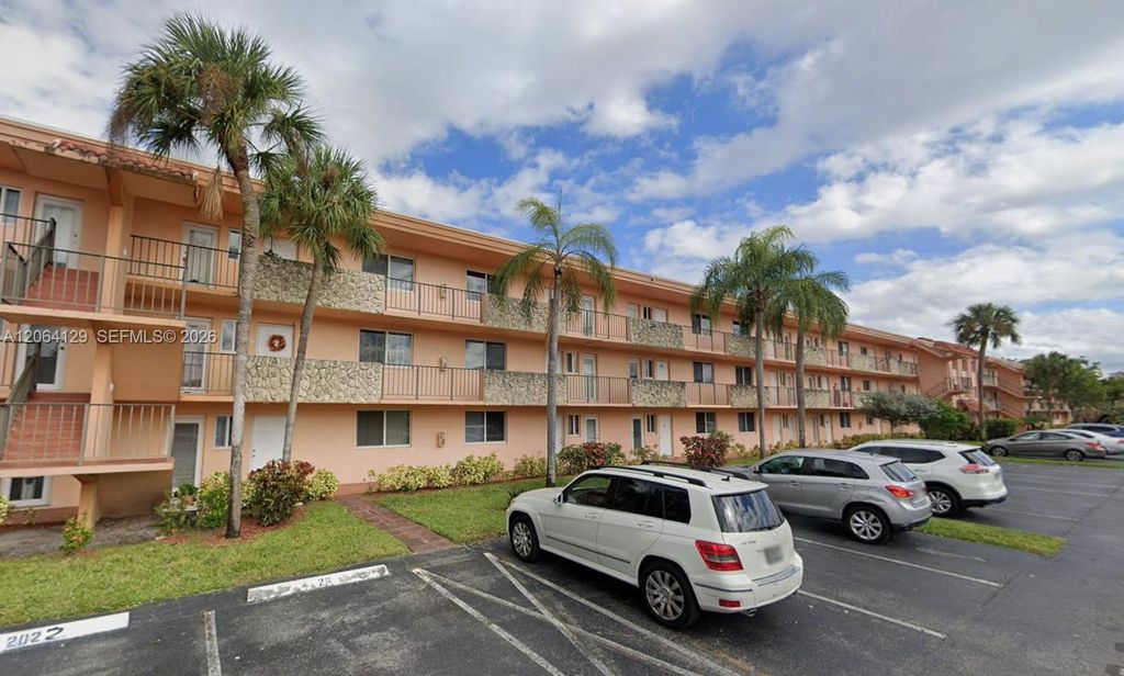 5950 Del Lago Circle 201, Sunrise, FL 33313