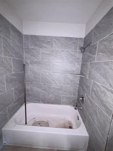 106 S 6th Street B, Highlands, TX 77562