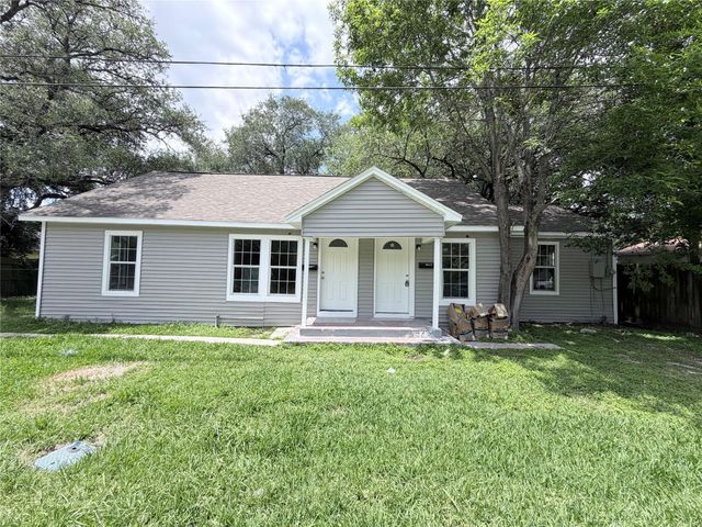 106 S 6th Street B, Highlands, TX 77562
