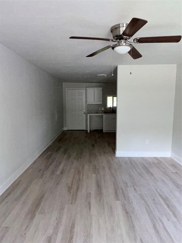 106 S 6th Street B, Highlands, TX 77562
