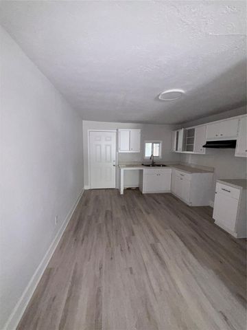 106 S 6th Street B, Highlands, TX 77562