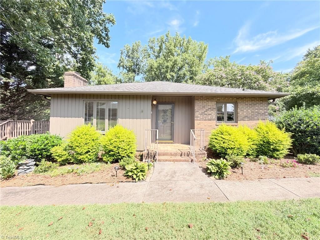 200 Ridgelea Court, Winston-salem, NC 27104