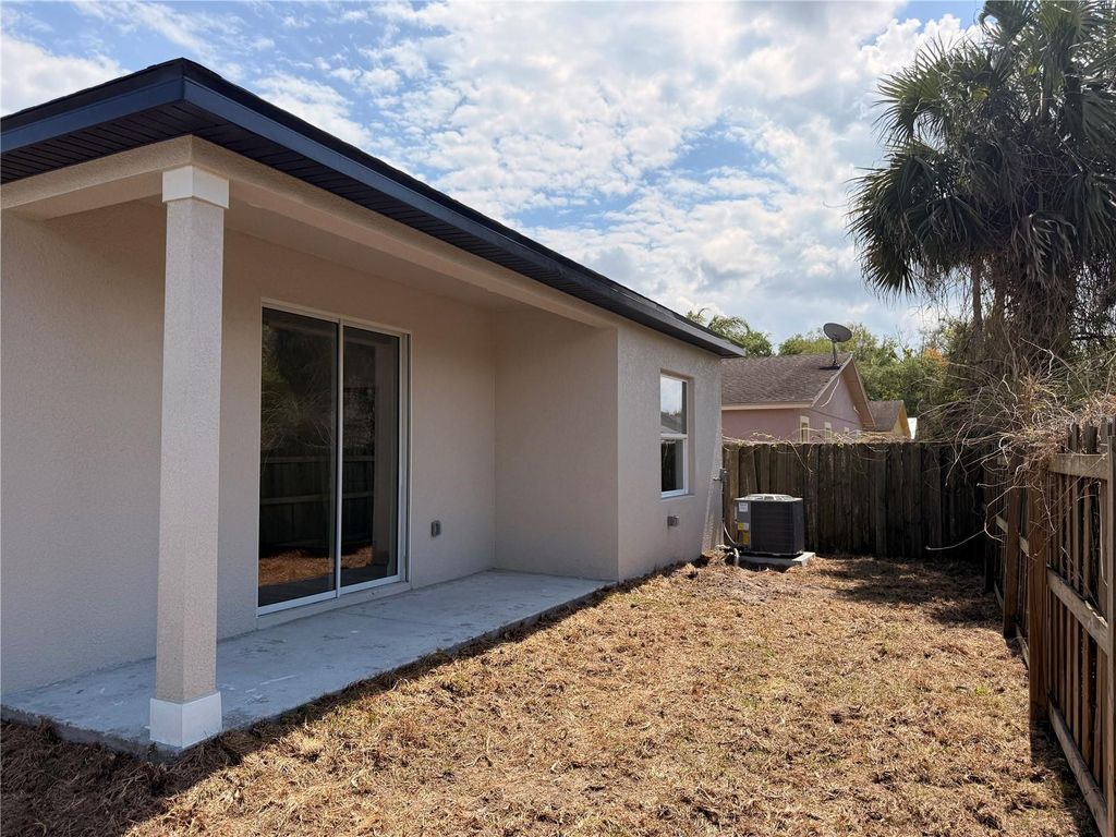 Image 7 of property listing at 1606 PEACH AVENUE, Sanford, FL 32771