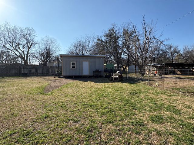 300 N Broadway, Blanket, TX 76432
