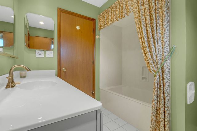 1023 S Lancaster Street, Mount Prospect, IL 60056