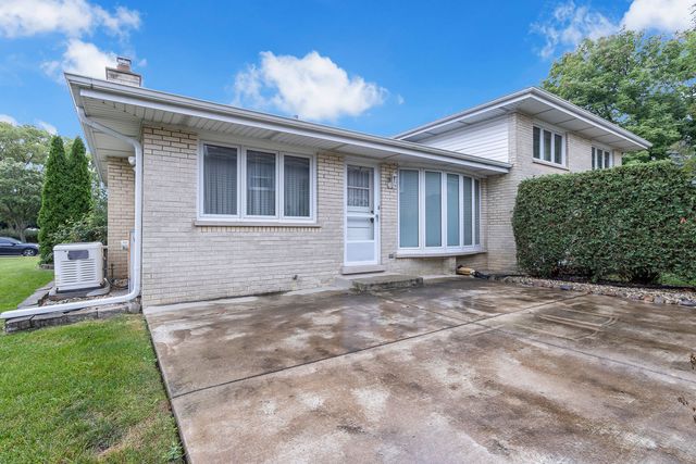 1023 S Lancaster Street, Mount Prospect, IL 60056