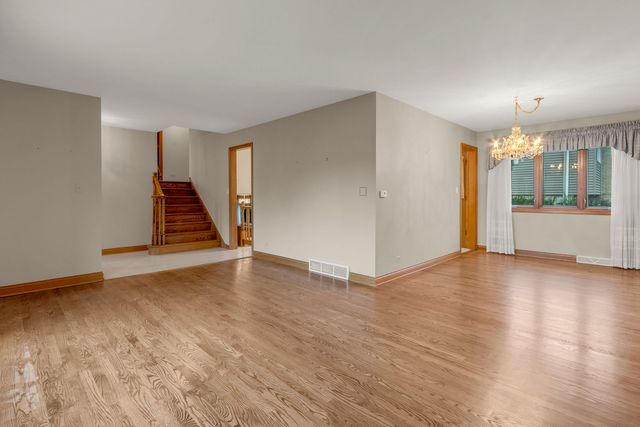 1023 S Lancaster Street, Mount Prospect, IL 60056