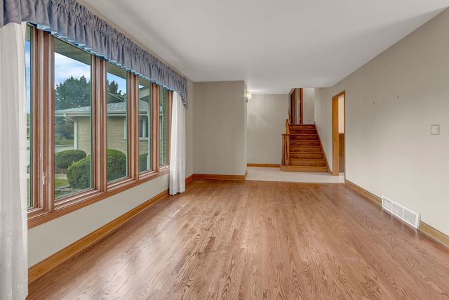 1023 S Lancaster Street, Mount Prospect, IL 60056