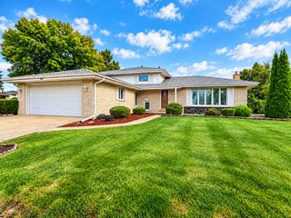 1023 S Lancaster Street, Mount Prospect, IL 60056