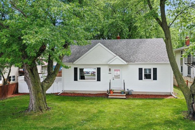 1643 W MASON STREET, Green Bay, WI 54303