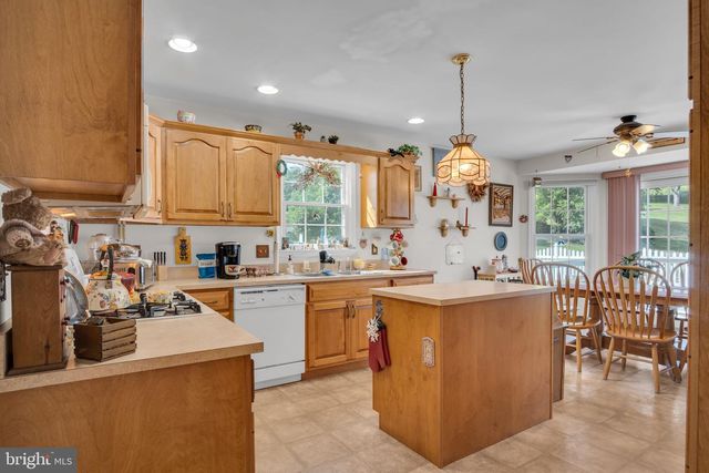 7 LARCH LN, Enola, PA 17025