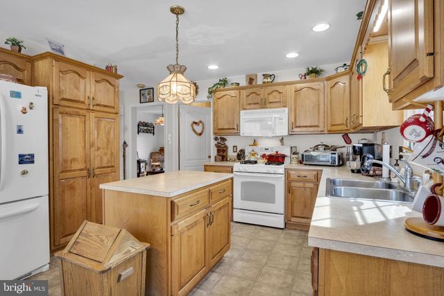 7 LARCH LN, Enola, PA 17025