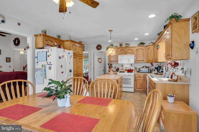 7 LARCH LN, Enola, PA 17025