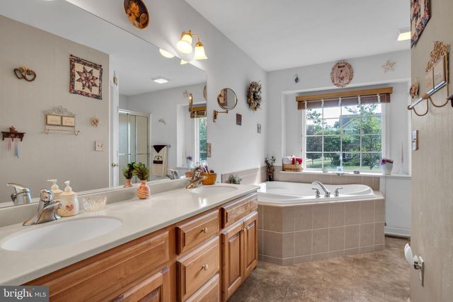 7 LARCH LN, Enola, PA 17025
