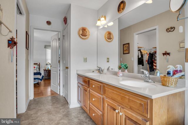 7 LARCH LN, Enola, PA 17025