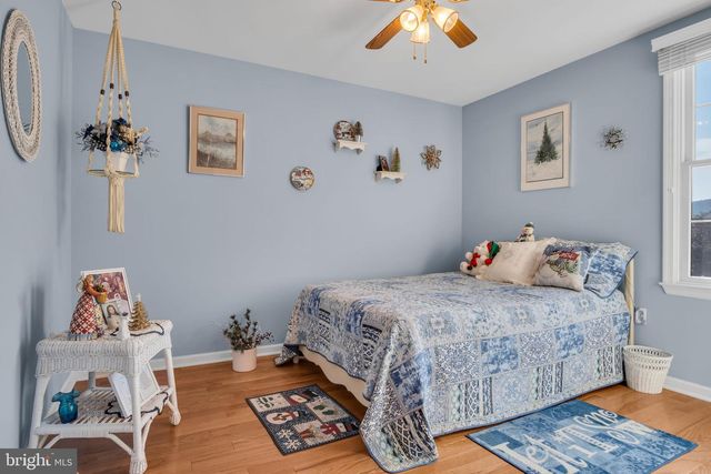 7 LARCH LN, Enola, PA 17025