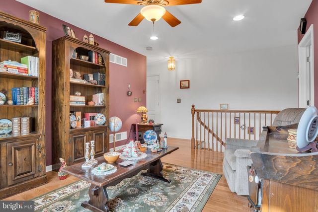 7 LARCH LN, Enola, PA 17025
