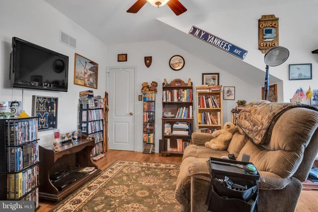 7 LARCH LN, Enola, PA 17025