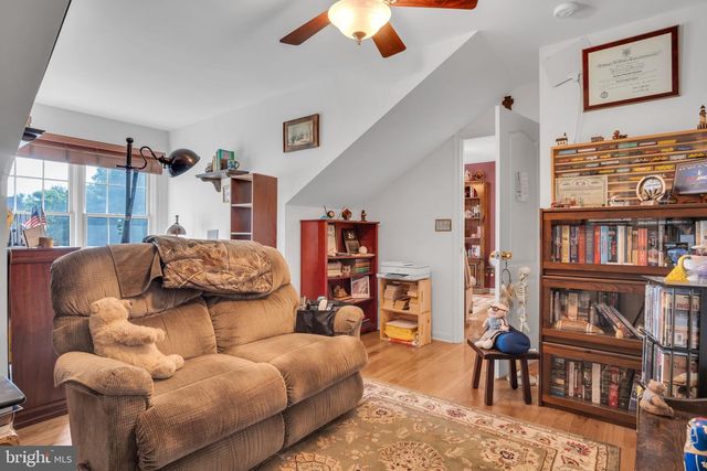 7 LARCH LN, Enola, PA 17025