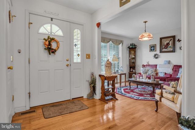 7 LARCH LN, Enola, PA 17025