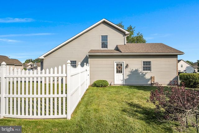 7 LARCH LN, Enola, PA 17025