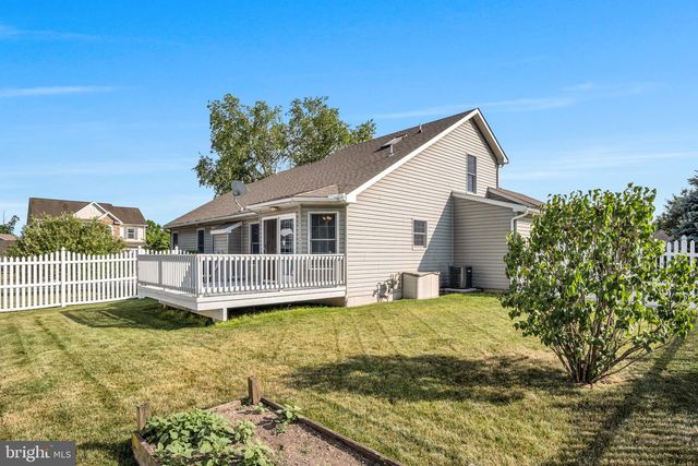 7 LARCH LN, Enola, PA 17025