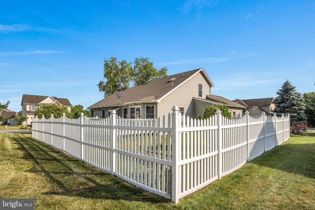 7 LARCH LN, Enola, PA 17025