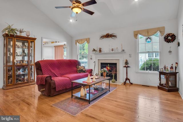 7 LARCH LN, Enola, PA 17025