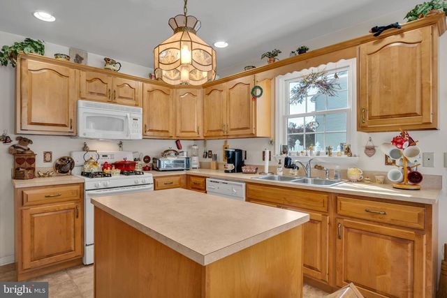 7 LARCH LN, Enola, PA 17025