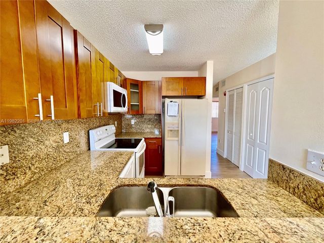 4681 NW 9th St 211, Miami, FL 33126