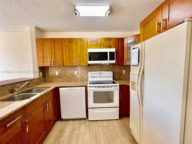 4681 NW 9th St 211, Miami, FL 33126