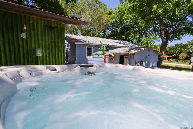 124 COVE DR, Pipe Creek, TX 78063