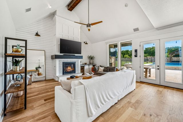 337 Paddle Boat Drive, Granbury, TX 76049