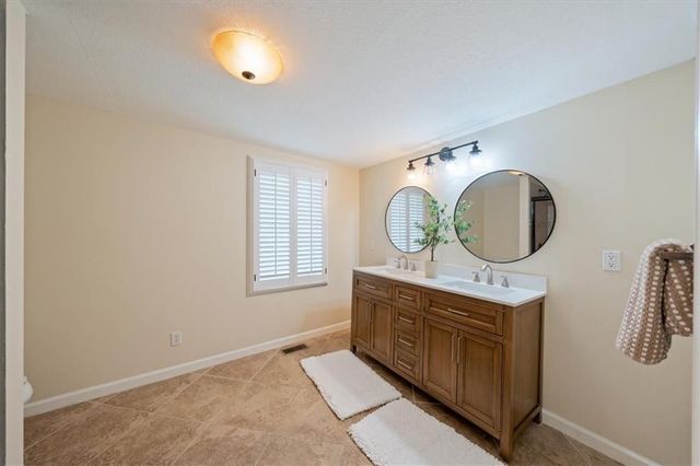 5200 W 72ND Street, Prairie Village, KS 66208