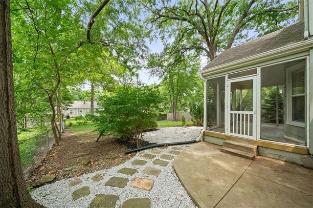 5200 W 72ND Street, Prairie Village, KS 66208