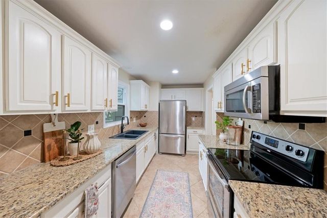 5200 W 72ND Street, Prairie Village, KS 66208