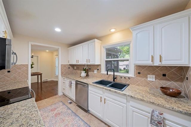 5200 W 72ND Street, Prairie Village, KS 66208