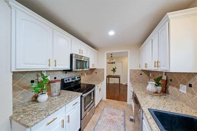 5200 W 72ND Street, Prairie Village, KS 66208