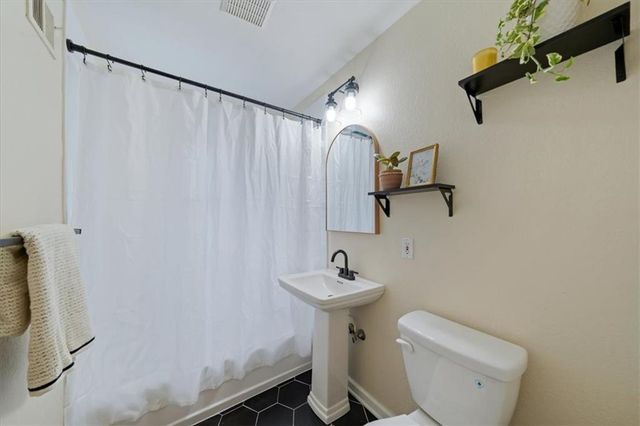 5200 W 72ND Street, Prairie Village, KS 66208