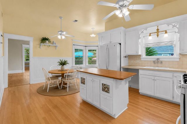 302 11th Avenue N, Texas City, TX 77590