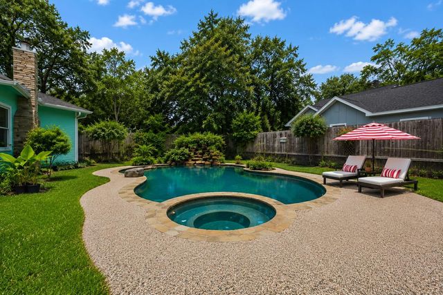 302 11th Avenue N, Texas City, TX 77590