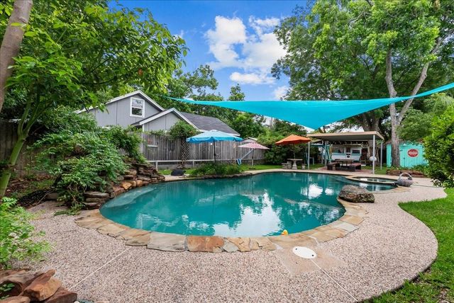 302 11th Avenue N, Texas City, TX 77590